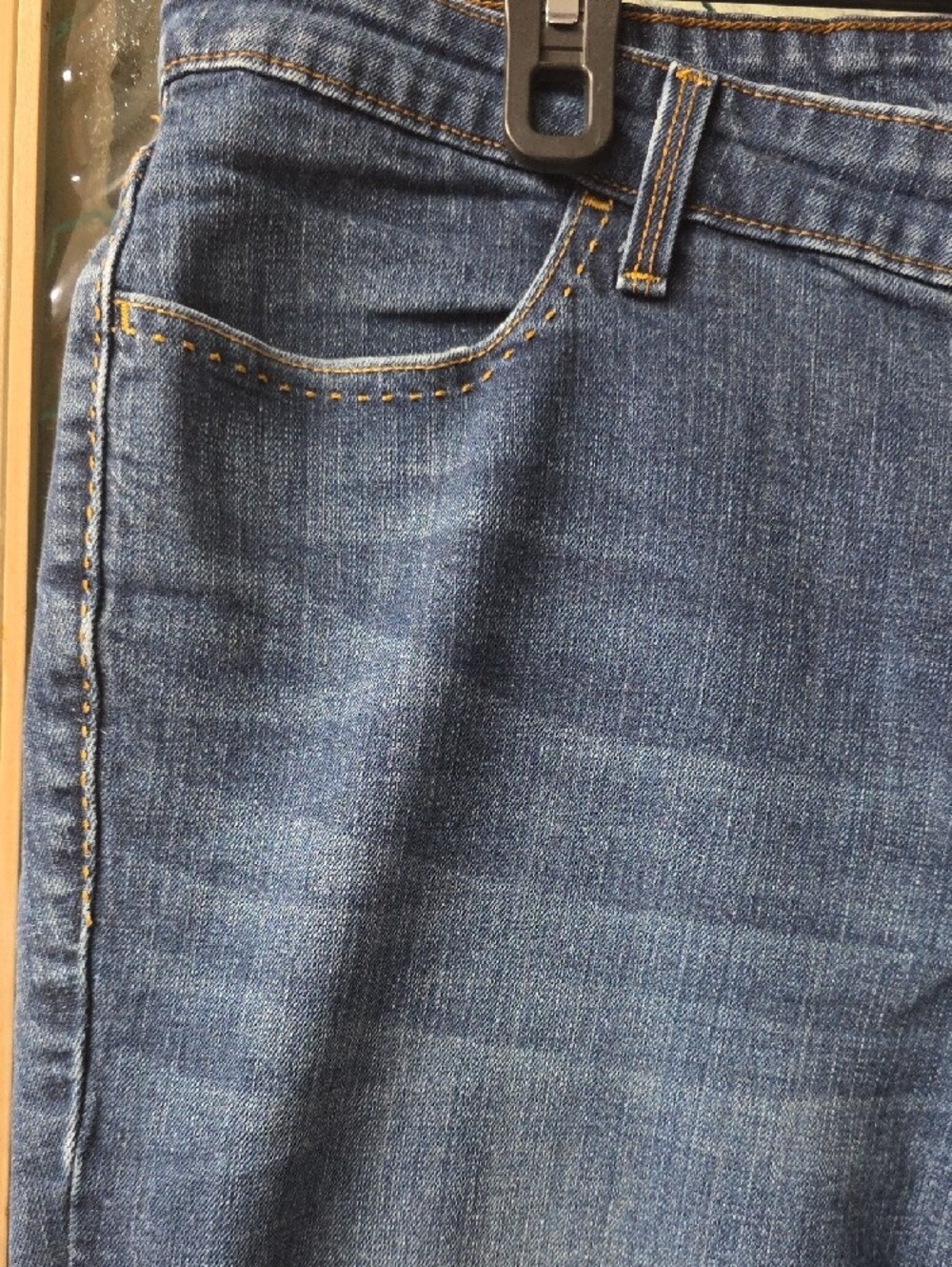 Vintage Levi's Y2K 590 Bootcut In Medium Wash Denim with Gold Stitching - Picture 4 of 14